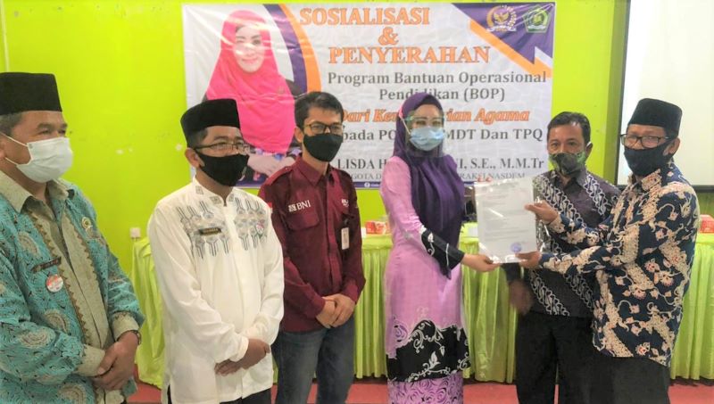 Lisda Salurkan Bantuan untuk MDTA dan TPQ di Pesisir Selatan